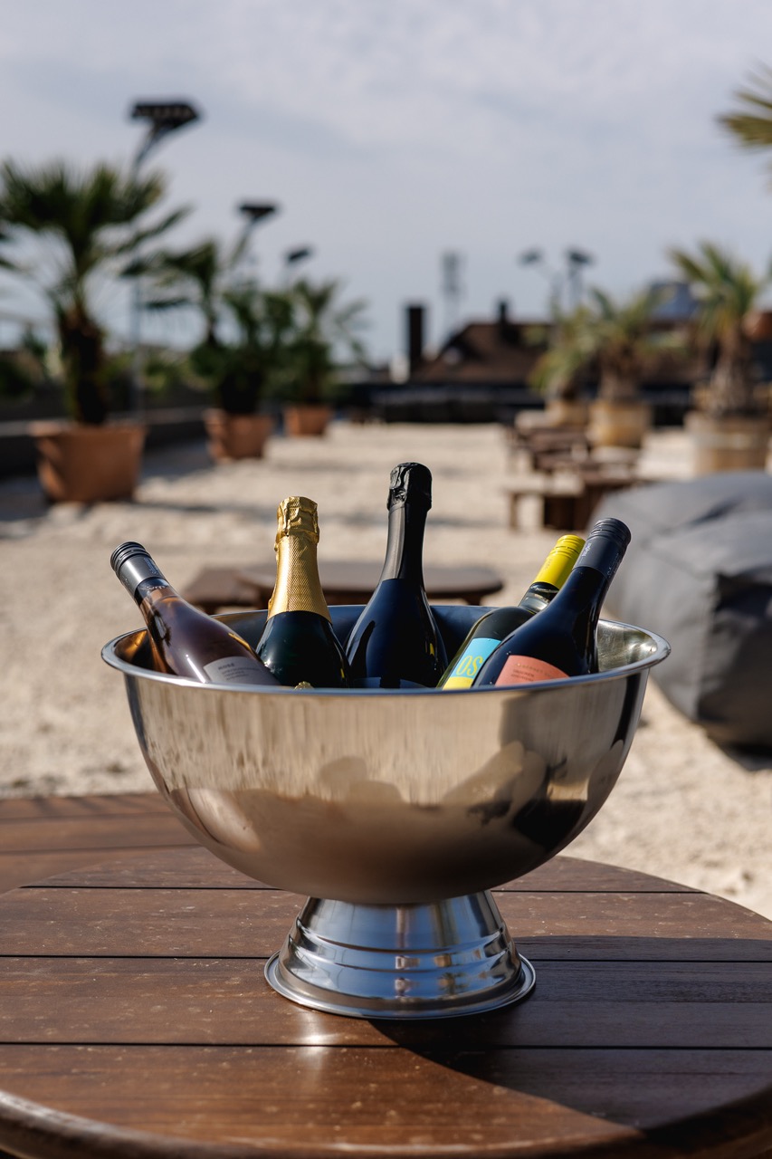 DECKZEHN — Champagner im Sand