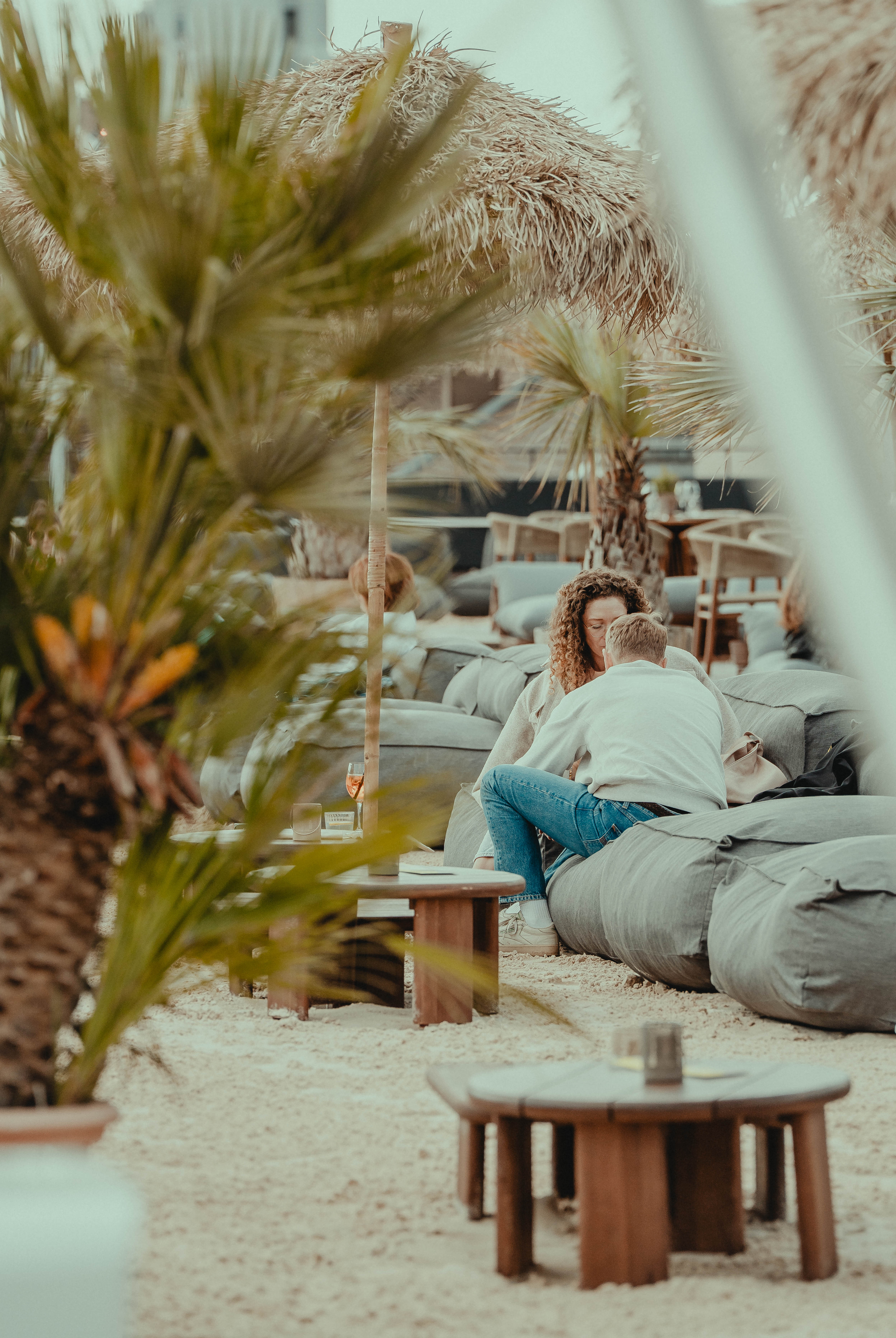 Loungedeck — Sofas und Loungemöbel im Sand